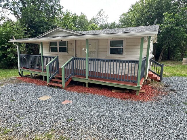 Building Photo - 130 Shady Ln