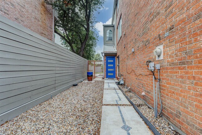 1222 Marconi St