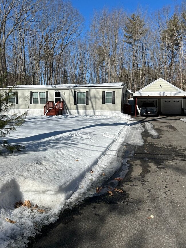Building Photo - Sweet location, 3 bedroom 2 bath in Eliot Maine! 2 car garage!