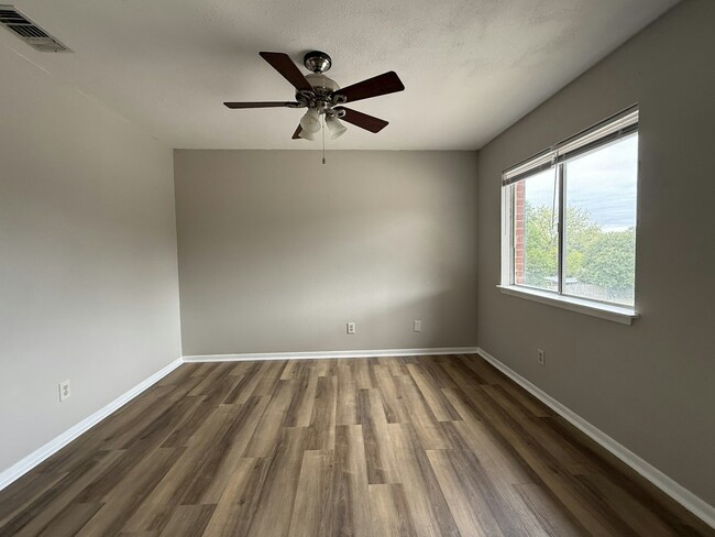 Building Photo - 1690 Hofheinz St Unit B2