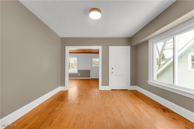 Photo - 10403 Russell Ave Unidad 2