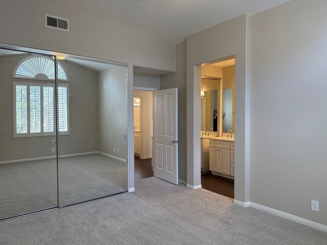 Photo - 1602 Reggio Aisle