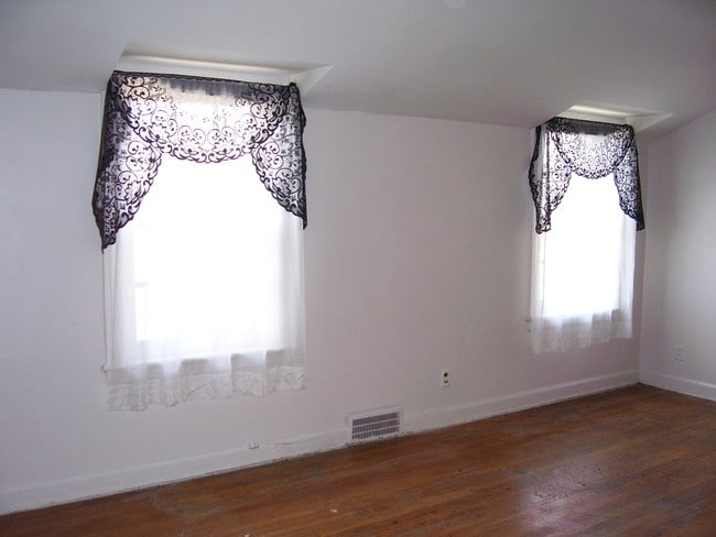 Building Photo - 2403 South Ave Unit B utilities included