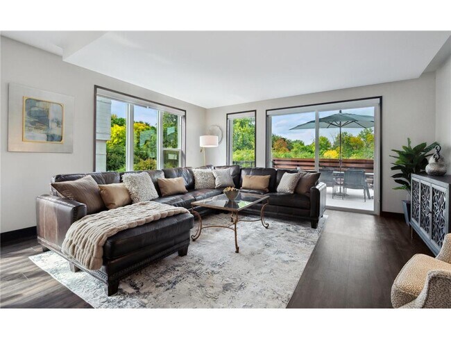 Photo - 253 Lake St E Unit 208