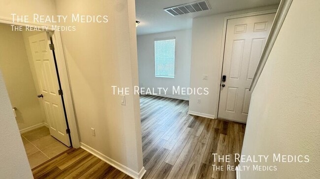 Photo - 2401 White Tail St