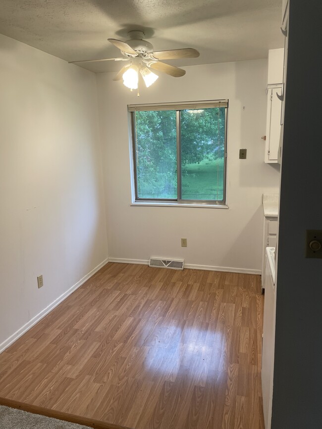 Photo - 4461 Maplepark Rd