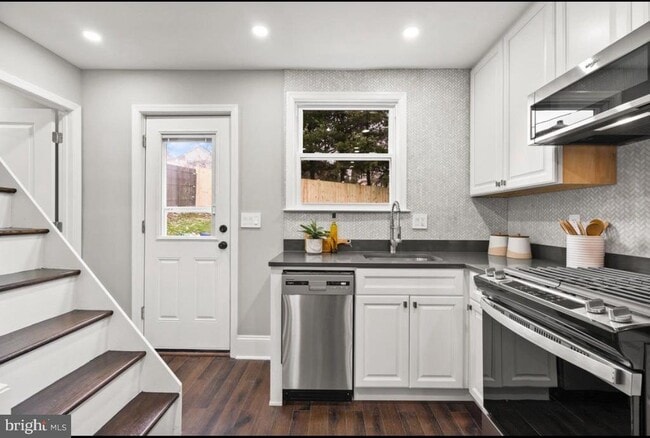 Photo - 612 44th St NE