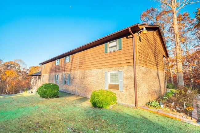 Photo - Upstairs apartment close to 40 with an interior refresh - updated floors paint and appliances Unidad 1