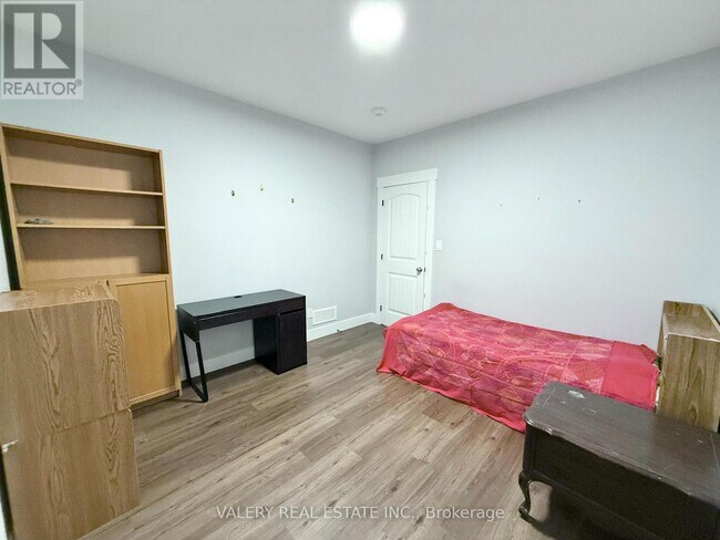 Photo - 1872 Longfellow Ave