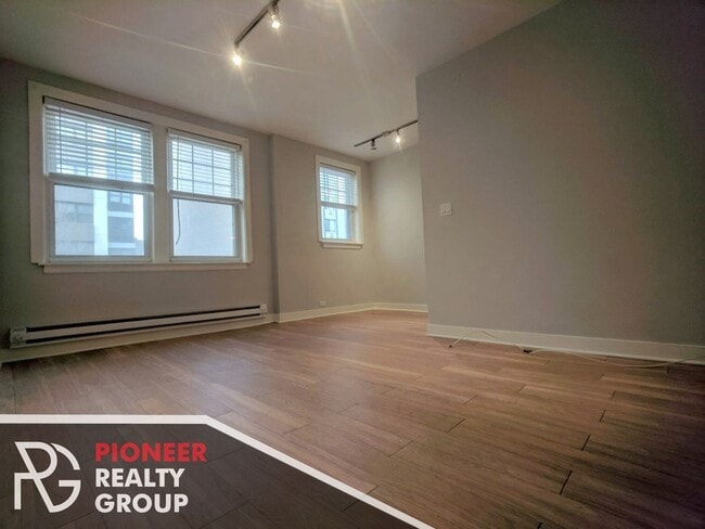 Photo - 515 W Belmont Ave Unit 2