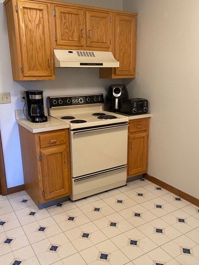 Large kitchen - 166 Old Brookfield Rd Unit 21