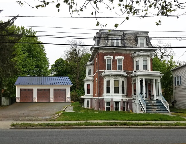 Building Photo - 2587 South Ave Unit #3