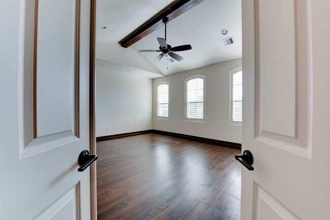 Building Photo - 905 W 22nd St