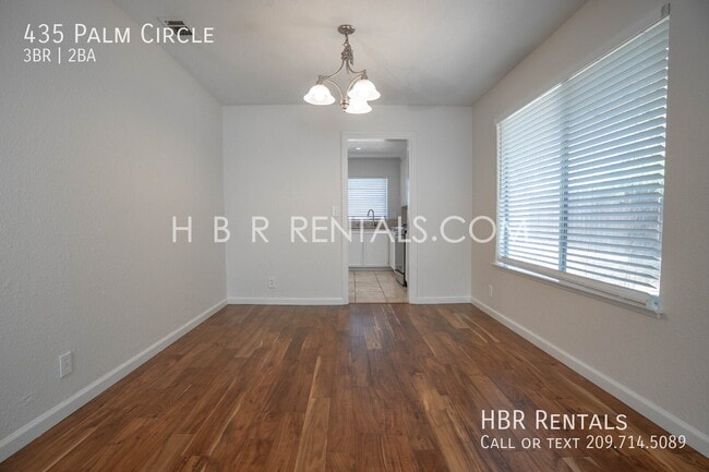 435 Palm Cir