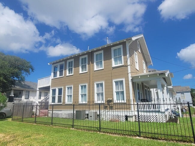 Photo - 2223 35th St Unidad 2225 35th (up)