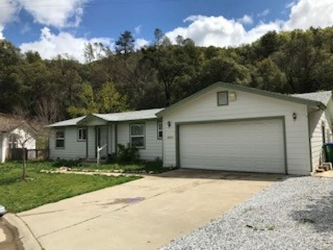 Building Photo - 18483 Vista Dr