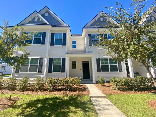 Building Photo - Beautifully Maintained Three Bedroom Townh...
