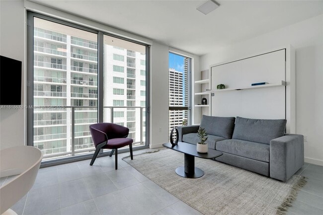 Photo - 227 NE 2nd St Unidad 2810 Rental