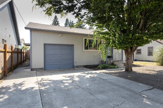 Photo - Sleeping loft off trendy Alberta St in NE Portland, washer/dryer included in the unit!!