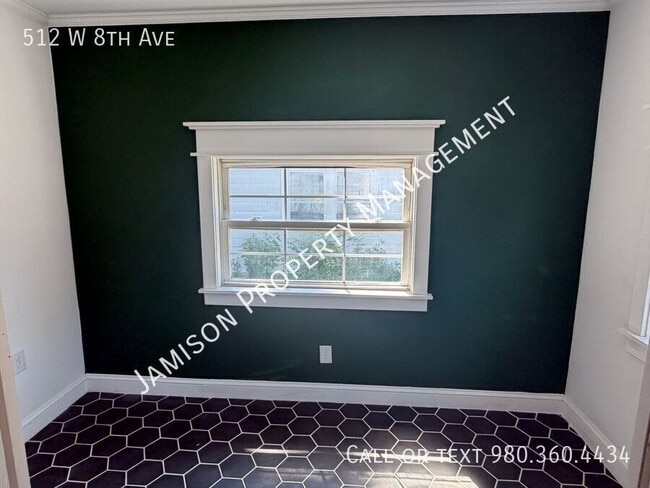 Photo - 512 W 8th Ave