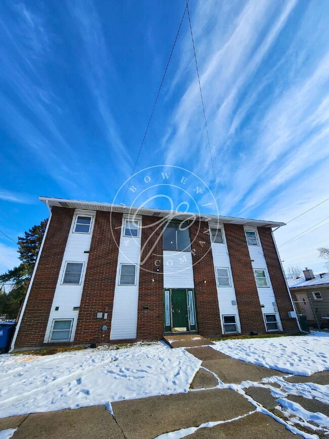 Building Photo - Convenient 1-Bedroom Near Oregon | First Floor | Low Utility Costs Unit #2