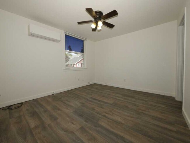 Photo - 8285 Clark St