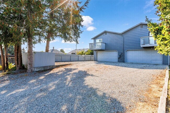 Building Photo - Amazing 3 bed with option for 4th bedroom in duplex