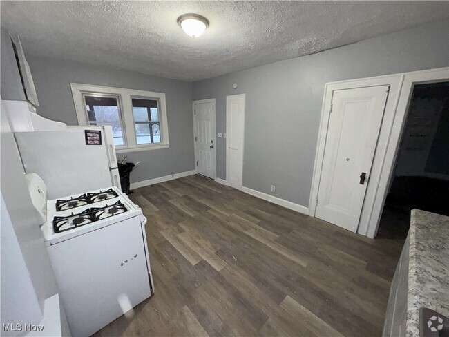 Building Photo - 4604 Turney Rd Unit #APT 2