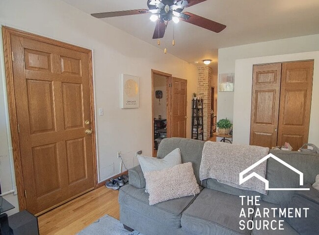 Photo - 2043 N Leavitt St Unidad 2F