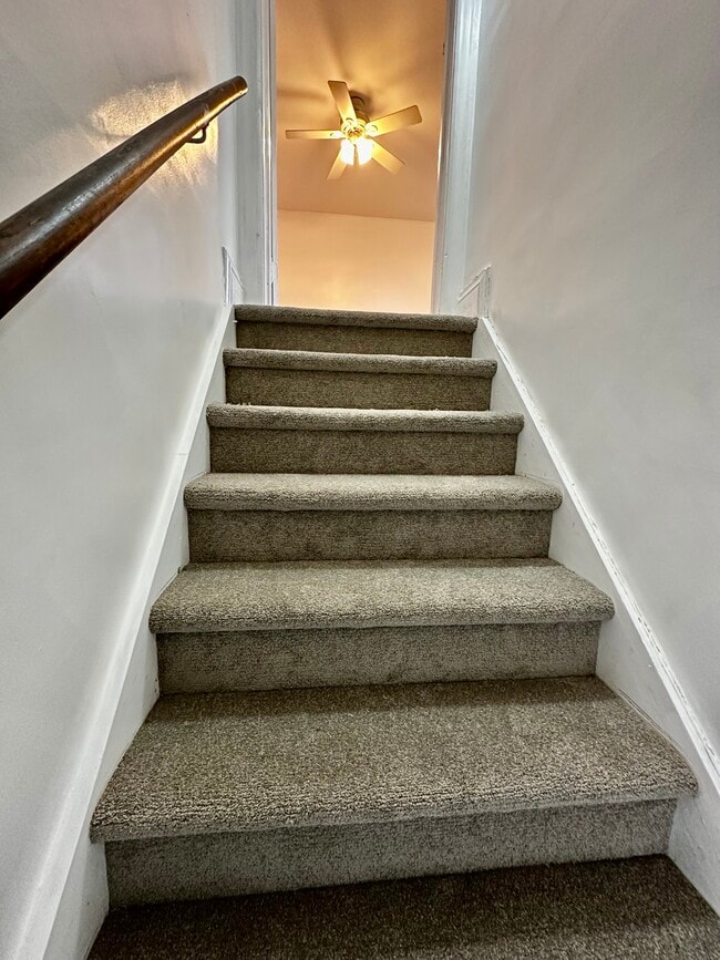 Alfombra nueva en las escaleras - 227 Hamilton Ave Unidad 2