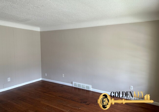 Photo - Spacious 4 bed / 2 bath with garage and fi...