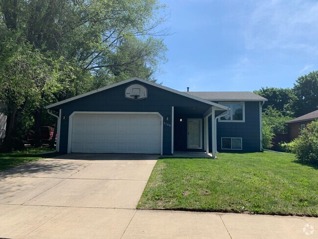 Building Photo - NE House for Rent 4 bedroom 2 bathroom fen...