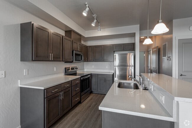1BR, 1BA - 731 SF