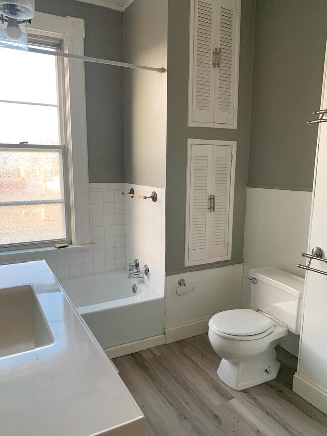 Photo - 2411 Queen St