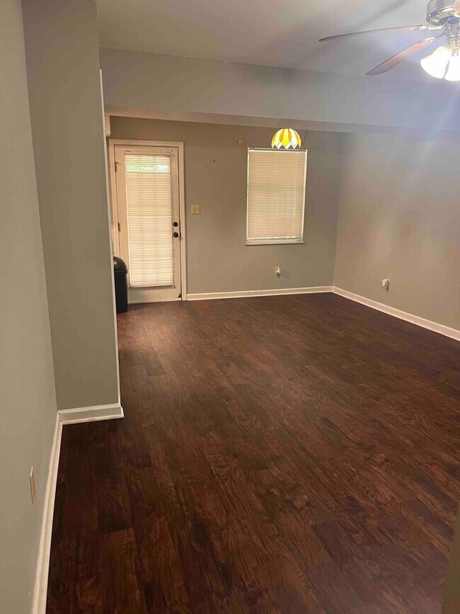 Photo - Knoxville 37918 - 2 bedroom, 2 bath townhome - Contact Susan Niedergeses (865)300-4722