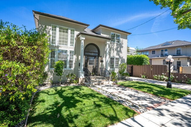 Photo - 664 Morse St