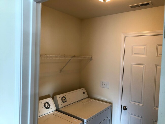 Building Photo - 3 bed 2.5 bath Spacious Home in Azalea Lakes