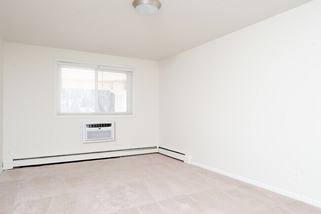 Photo - Highcroft Manor Apartments Located in Wayzata, MN