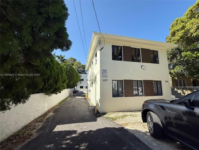 Building Photo - 1037 SW 4th St Unit 4 Rental