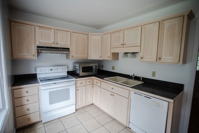 Photo - Spacious Blacksburg Townhome – Prime Location Near VT & Shopping