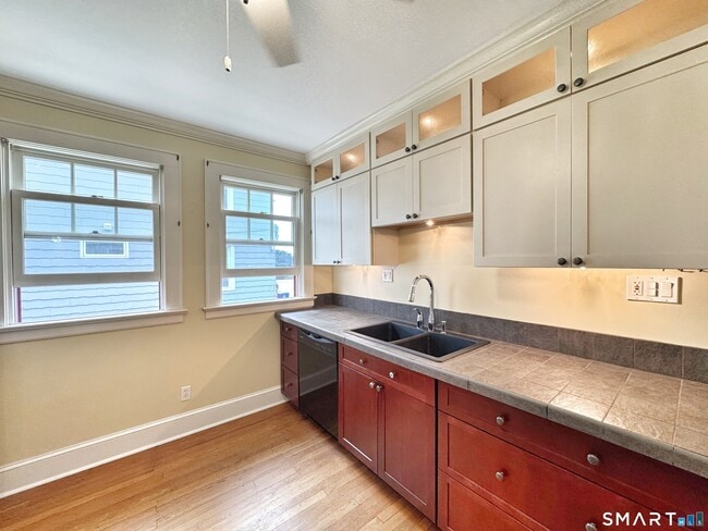 Building Photo - 14 Woodbury Ave Unit 1