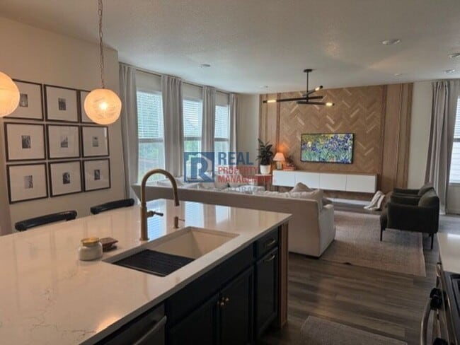 Photo - 2909 Comet St