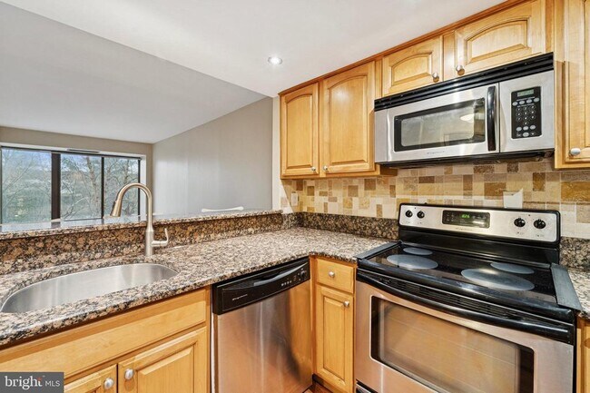 Building Photo - 2001 Hamilton St Unit 318