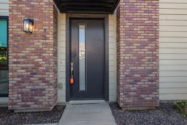 Building Photo - 138 E Lexington Ave