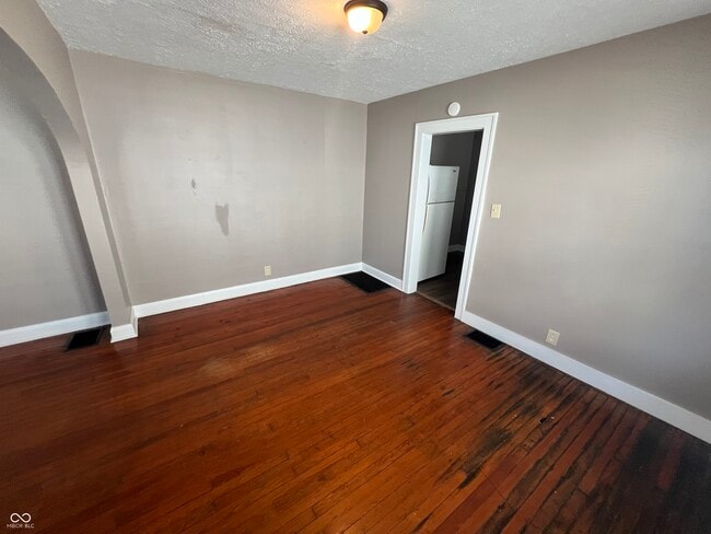 Photo - 896 N Gladstone Ave