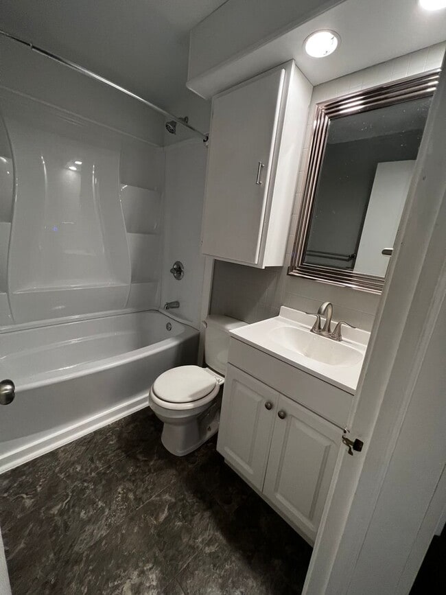 Building Photo - 1831 S Oneida St