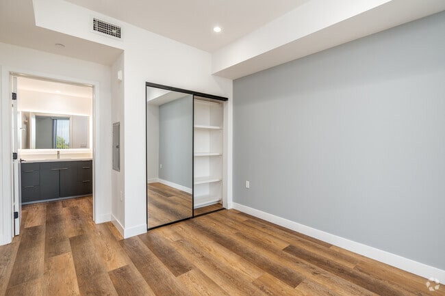 2BR, 2BA - 913SF - Primary Bedroom
