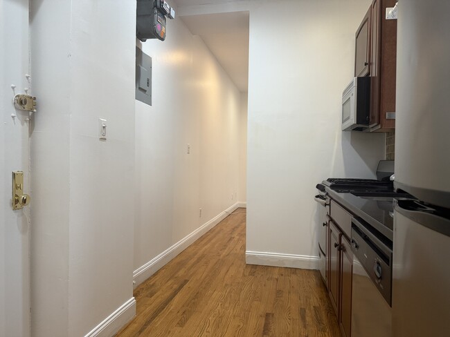 Building Photo - 215 E 4th St Rental
