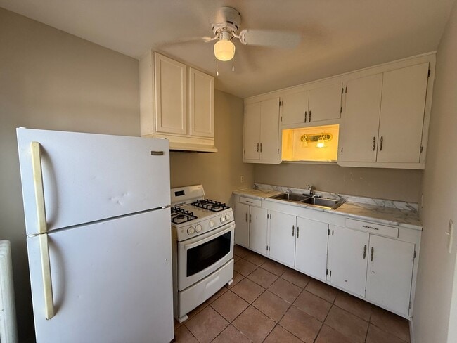 Building Photo - 562 Edmund Ave W Unit 2