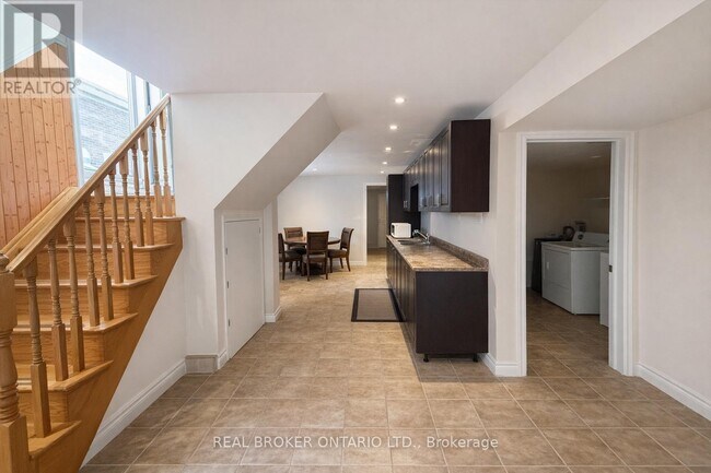 Photo - 1602 Coram Crescent